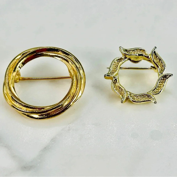 Vintage Circle Brooch Pins Crown Trifari and Gerrys Gold Tone Set of 2 5… - Picture 3 of 11